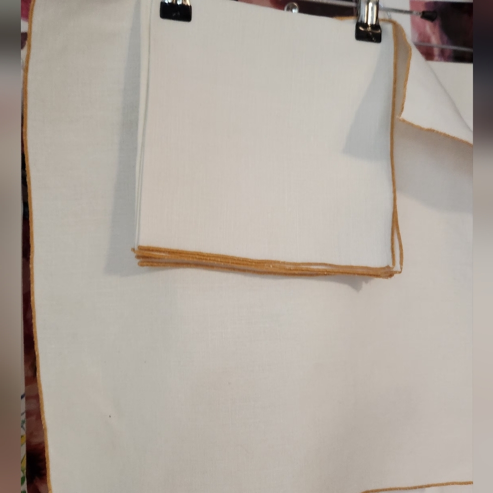 4 WHITE AND MUSTARD CLOTH NAPKINS - Picture 4 of 4